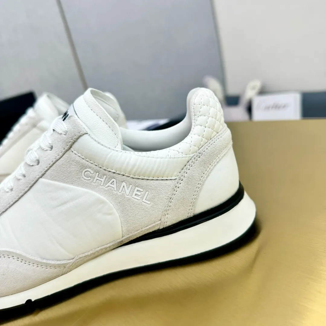 👟👟Ex-factory price 560👟👟 CHANEL Chanel thick-soled panda sneakers Panda biscuit shoes Chanel 2024ss popular panda shoes 🐼Colorful thick-soled casual sports shoes sneakers counter synchronization The counter is very popular Very difficult to buy a shoe The most popular thick-soled panda shoes on the Internet It can be imagined that small fragrance control can not miss it, both appearance and comfort coexist Simple and versatile white shoes. The thick sole increases height and is super versatile. You can wear it with your eyes closed😍Whoever wears it will look better. Upper: calfskin. Lining: imported sheepskin lining. Outsole: TPU original outsole. Size: 35-40 (41 customized.